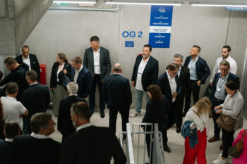 Menschen in Business Kleidung stehen in den Innenräumen des Stadions